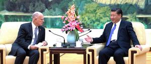 Der chinesischen Staatspräsidenten Xi Jinping (r) und der kalifornischen Gouverneur Jerry Brown (l) in der Große Halle des Volkes in Peking.
