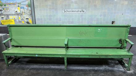  Auf dieser Bank auf dem U-Bahnhof Schönleinstraße in Berlin-Kreuzberg schlief der Obdachlose.