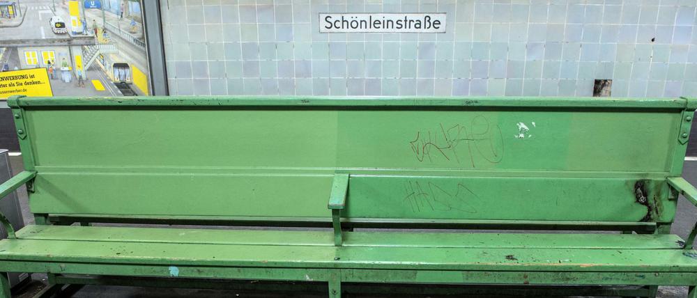 Auf dieser Bank auf dem U-Bahnhof Schönleinstraße in Berlin-Kreuzberg schlief der Obdachlose.