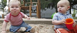 Baby-Talk. Kleinkindeltern kommen schnell ins Gespräch, spätestens wenn Ludwig Marie mit der Schaufel haut.