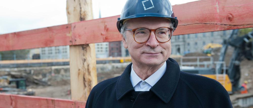 Franco Stella, der Architekt der Schloss-Rekonstruktion, hier auf einem Foto von 2012, bei einem Besuch der Schloss-Baugrube.