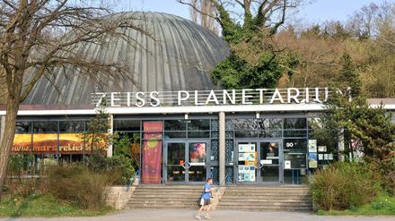 Wilhelm-Foerster-Sternwarte am Insulaner in Steglitz. Die Sternwarte und das angeschlossene Planetarium werden zu einem Bildungszentrum ausgebaut. Vorrangige Zielgruppen sind Schüler und interessierte Laien. 