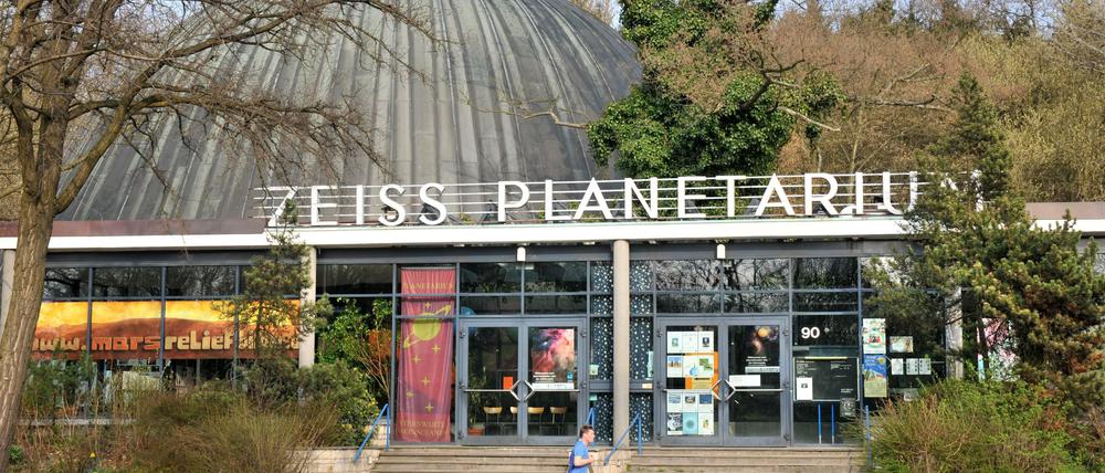 Wilhelm-Foerster-Sternwarte am Insulaner in Steglitz. Die Sternwarte und das angeschlossene Planetarium werden zu einem Bildungszentrum ausgebaut. Vorrangige Zielgruppen sind Schüler und interessierte Laien.