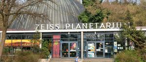 Wilhelm-Foerster-Sternwarte am Insulaner in Steglitz. Die Sternwarte und das angeschlossene Planetarium werden zu einem Bildungszentrum ausgebaut. Vorrangige Zielgruppen sind Schüler und interessierte Laien. 