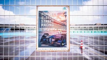 Rennstrecke. Am Rande des Tempelhofer Feldes flitzen am Wochenende die Elektroautos.