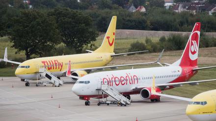 Flugzeuge von Tuifly und Air Berlin parken am Flughafen in Hannover.