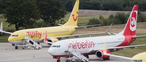 Flugzeuge von Tuifly und Air Berlin parken am Flughafen in Hannover. 
