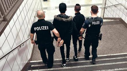 Auf dem Weg nach unten. Die Berliner Polizei schiebt seit Jahren einen Überstundenberg vor sich her. 