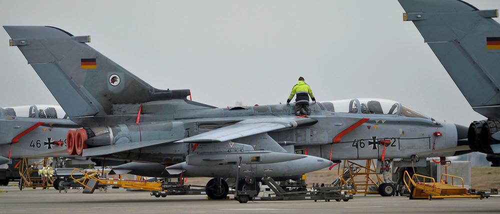 Ein Techniker wartet einen deutschen Tornado auf dem Luftwaffenstützpunkt Incirlik. 