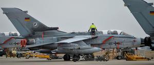Ein Techniker wartet einen deutschen Tornado auf dem Luftwaffenstützpunkt Incirlik. 