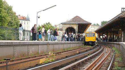 Der Zugverkehr zwischen den Bahnhöfen Schlesisches Tor und Hallesches Tor wird ab dem 12. Juni für sechs Wochen unterbrochen.