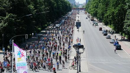 Fahrradfahrer demonstrieren bei der Sternfahrt für bessere Radverkehrsbedingungen in der Hauptstadt. 