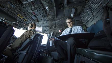 Schwierige Mission: Bundesaußenminister Sigmar Gabriel (SPD) sitzt im Cockpit der Transall auf dem Weg nach Tripolis.
