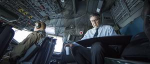 Schwierige Mission: Bundesaußenminister Sigmar Gabriel (SPD) sitzt im Cockpit der Transall auf dem Weg nach Tripolis. 