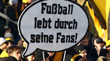 Viele Fußballfans fühlen sich von den großen Verbänden nicht ernstgenommen. 