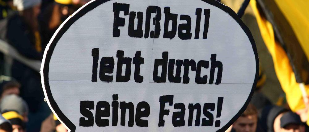 Viele Fußballfans fühlen sich von den großen Verbänden nicht ernstgenommen. 