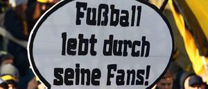 Viele Fußballfans fühlen sich von den großen Verbänden nicht ernstgenommen. 