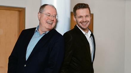 Verstehen sich gut: Peer Steinbrück und Florian Schroeder treten gemeinsam auf der Bühne auf. 