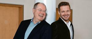 Verstehen sich gut: Peer Steinbrück und Florian Schroeder treten gemeinsam auf der Bühne auf. 
