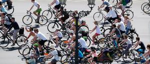 Demonstration für bessere Radbedingungen in Berlin. Früher dachte man vor allem an die Autos.