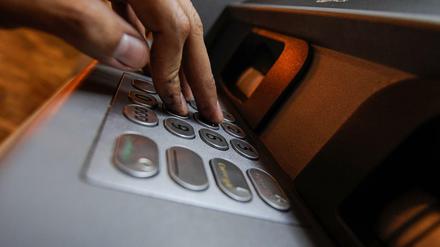 Vor allem Sparkassen und Volksbanken hatten zuletzt mit höheren Gebühren von sich reden gemacht.