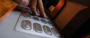 Vor allem Sparkassen und Volksbanken hatten zuletzt mit höheren Gebühren von sich reden gemacht.