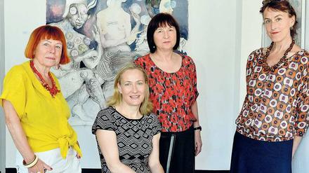 Viererbande. Das Galeristinnentrio Eva Hübner, Gabi Ivan und Kathrin Schrader (von links). Auf dem Stuhl sitzt Julia Ebner, eine der vier an der Eröffnungsschau beteiligten Künstlerinnen.