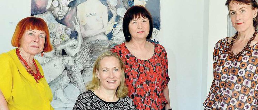 Viererbande. Das Galeristinnentrio Eva Hübner, Gabi Ivan und Kathrin Schrader (von links). Auf dem Stuhl sitzt Julia Ebner, eine der vier an der Eröffnungsschau beteiligten Künstlerinnen.
