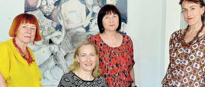 Viererbande. Das Galeristinnentrio Eva Hübner, Gabi Ivan und Kathrin Schrader (von links). Auf dem Stuhl sitzt Julia Ebner, eine der vier an der Eröffnungsschau beteiligten Künstlerinnen.
