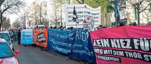 Straßenreinigung. „Er ist rassistisch, nationalistisch und antisemitisch“, sagen die Demonstranten über Marius Radtke. Seine Praxis im Kiez wollen sie nicht länger hinnehmen, rufen zum Boykott auf.