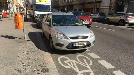 Ein Abschleppwagen hätte zu tun in der Nürnberger Straße: "Es ist im Grunde jeden Tag das Gleiche", schreibt uns Anke von Loyen.
