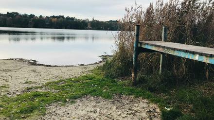 Ein Steg, kein Wasser.