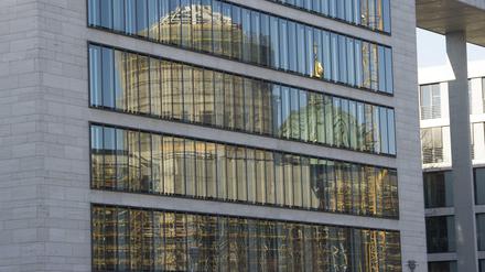 Der Turm des wiedererrichteten Berliner Stadtschlosses und des Doms spiegeln sich in der Glasfassade des Auswärtigen Amtes.