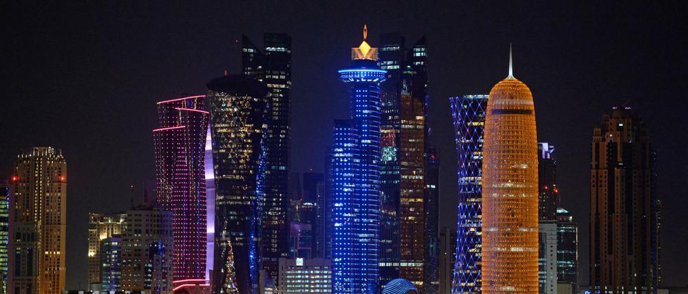 beleuchtete Hochhäuser in Doha (Katar) bei Nacht. Mehrere arabische Golfstaaten und Ägypten haben die diplomatischen Beziehungen zu Katar abgebrochen.