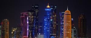 beleuchtete Hochhäuser in Doha (Katar) bei Nacht. Mehrere arabische Golfstaaten und Ägypten haben die diplomatischen Beziehungen zu Katar abgebrochen.