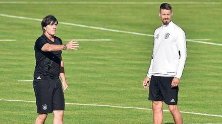 Löws Turm. Der Bundestrainer unterweist den Hoffenheimer Mittelstürmer Sandro Wagner in die Spielweise gegen San Marion. Es sollen viele Tore fallen. 