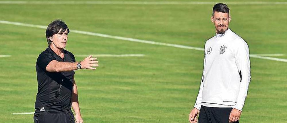 Löws Turm. Der Bundestrainer unterweist den Hoffenheimer Mittelstürmer Sandro Wagner in die Spielweise gegen San Marion. Es sollen viele Tore fallen. 