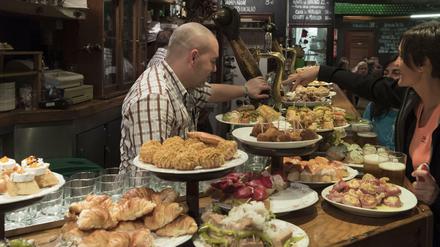 In einer Pinxto-Bar in der Altstadt von San Sebastian werden die typischen tapasartigen Kleinigkeiten verkauft.