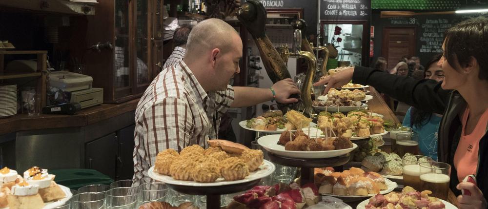 In einer Pinxto-Bar in der Altstadt von San Sebastian werden die typischen tapasartigen Kleinigkeiten verkauft. 