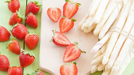 Den Spargel kann man mit Erdbeeren, gehackten Mandeln und Minzblättern wie einen Salat anrichten.