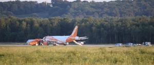 Bei der Evakuierung über Notrutschen verletzten sich mehrere Menschen leicht.