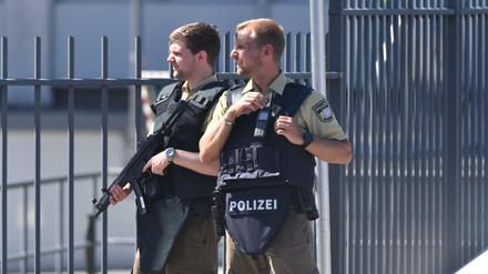 Kurz nach dem Großeinsatz der Polizei in Unterföhring. Wie konnte der Täter an die Waffe eines Polizeibeamten gelangen?