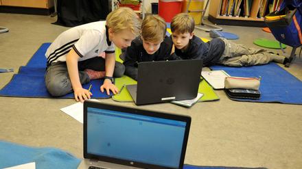 Viele Schulen helfen sich längst selbst beim Digitalausbau - wie etwa die IT-Vorzeigeschule am Koppenplatz in Mitte.
