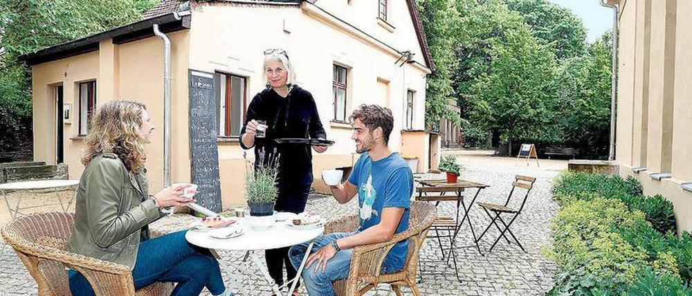 Den Toten nahe. Sabine Maas sorgt für das leibliche Wohl ihrer Gäste.