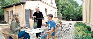 Den Toten nahe. Sabine Maas sorgt für das leibliche Wohl ihrer Gäste.