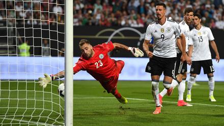 Sandro Wagner guckt dem Treffer seines Mannschaftskollegen Mustafi hinterher. Auch der Hoffenheimer traf gegen San Marino.