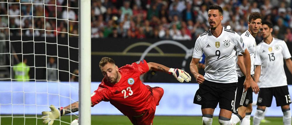 Sandro Wagner guckt dem Treffer seines Mannschaftskollegen Mustafi hinterher. Auch der Hoffenheimer traf gegen San Marino.