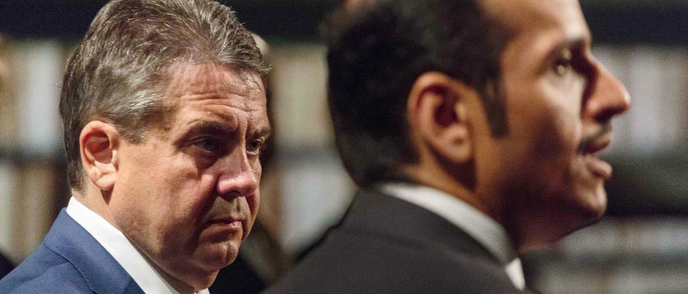 Bundesaußenminister Sigmar Gabriel neben seinem Kollegen aus Katar Al-Thani.