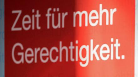 Richtig so. Der Wahlspruch stand allerdings erst falsch auf den Plakaten.