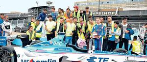 An der Rennstrecke. Flüchtlinge, die auf dem Tempelhofer Feld untergebracht sind, können die Formel E hautnah bestaunen. 